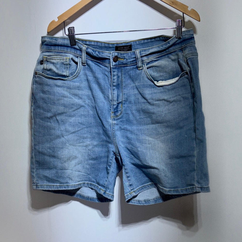 Judy Blue 15220 high rise mid length women's shorts size 2XL